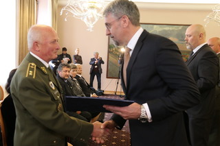 Generálmajorovi ve výslužbě Františku Štěpánkovi byl udělen Kříž obrany státu ministra obrany ČR