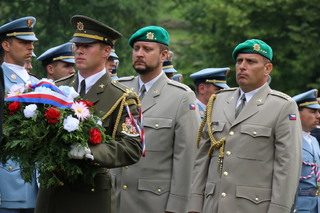 Pietní vzpomínky se zúčastnili i zástupci KVV Pardubice (vpravo ředitel plk. Petr Holý)