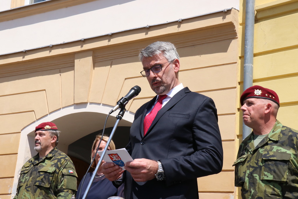 Ministr obrany Lubomír Metnar ve svém projevu ocenil kvality všech příslušníků 4. brn doma i v zahraničí