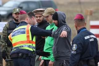 Policejními a vojenskými složkami jsou však zadrženi