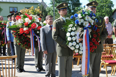Smuteční věnec Ministerstva obrany ČR položil k pomníku v Novém Malíně náměstek ministra František Padělek