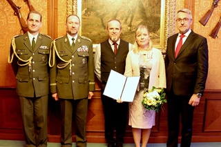Účastníci slavnostních okamžiků ve Vojenském salonku Ministerstva obrany