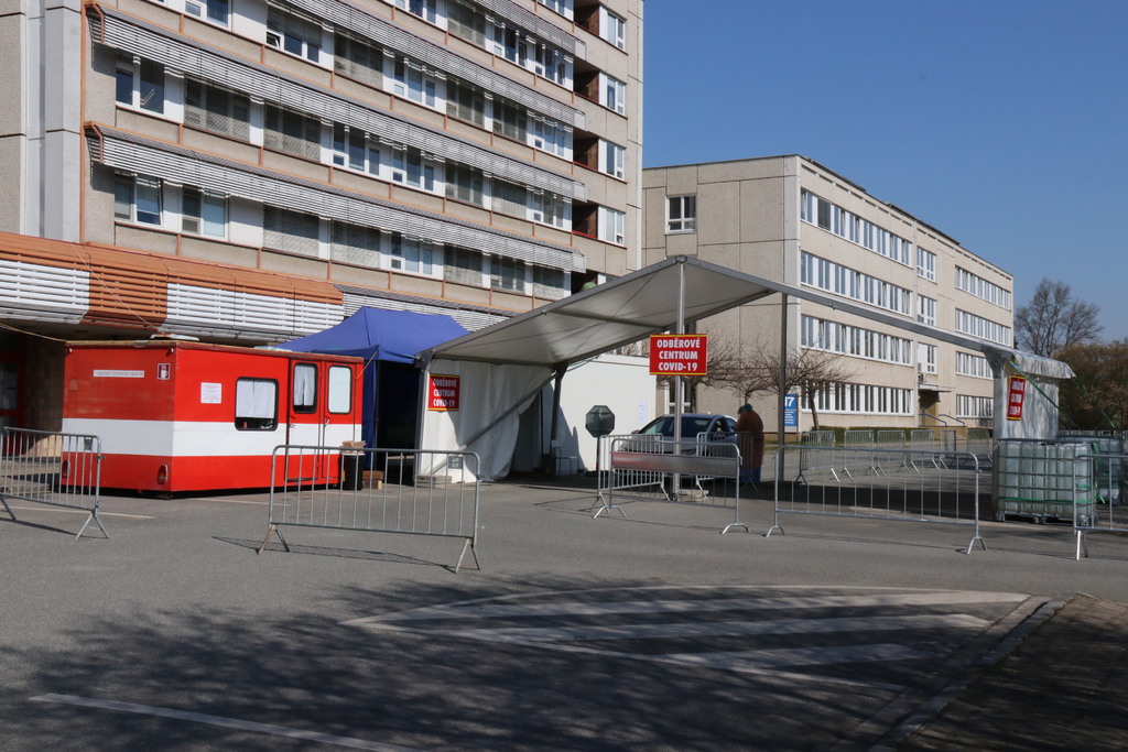Ve Fakultní nemocnici v Hradci Králové pomáhali vojenští lékaři vybudovat odběrné místo pro pacienty s podezřením na koronavirovou nákazu