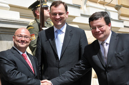 Přivítání na Ministerstvu obrany zleva odstupující ministr Martin Barták, předseda vlády Petr Nečas a nový ministr obrany Alexandr Vondra