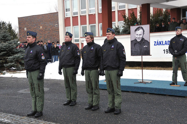 Velitel letky Gripenů kapitán Pavel Pavlík (v popředí) a jeho podřízení s fotografií generála Františka Chábery v roce 2012. Zdejší 211. taktická letka nese jméno tohoto válečného hrdiny ve svém názvu. 
