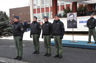 Velitel letky Gripenů kapitán Pavel Pavlík (v popředí) a jeho podřízení s fotografií generála Františka Chábery v roce 2012. Zdejší 211. taktická letka nese jméno tohoto válečného hrdiny ve svém názvu. 