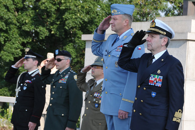 Čestní hosté vzdávají poctu při státní hymně