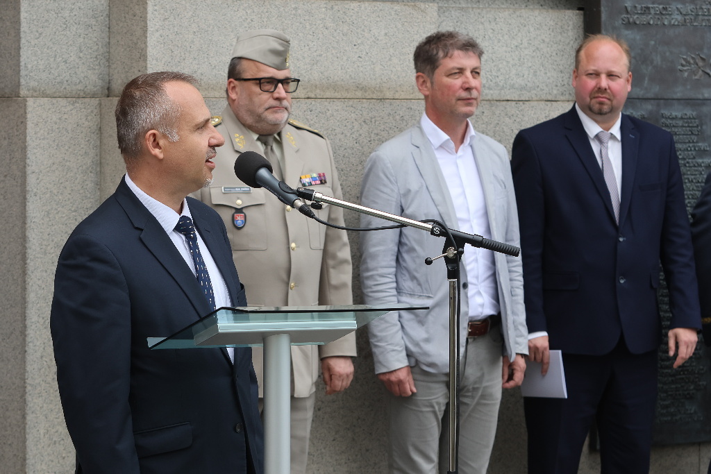 1. náměstek ministryně obrany při projevu