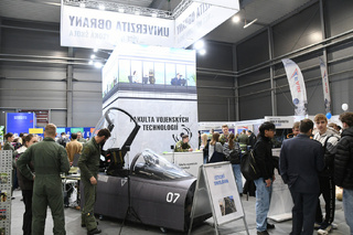 Stříbrná expozice Univerzity obrany na veletrhu Gaudeamus Praha 