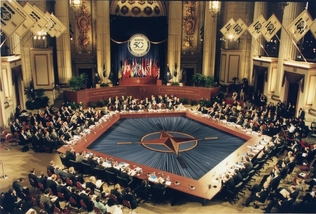 V roce 1999 se také ve Washingtonu, D. C. uskutečnil výroční summit Severoatlantické aliance, která si tak připomínala 50 let od svého vzniku