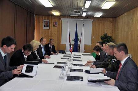 Z jednání slovenské a české delegace na Šajkovaci, kde působí armády obou států společně