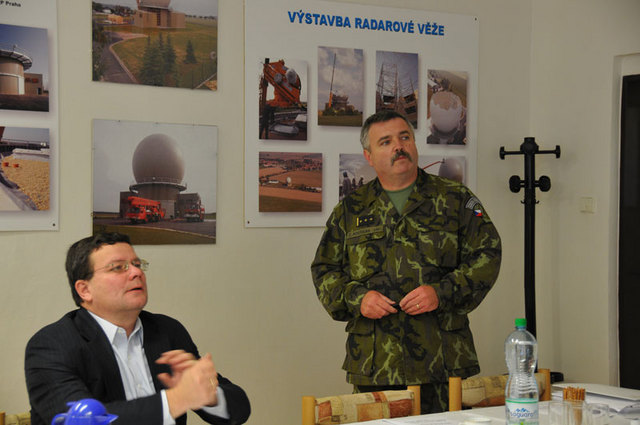 Ministr sleduje doklad velitele 26. brigády plk. Zdeňka Postulky