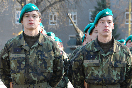 Vojenští studenti v plné parádě 
