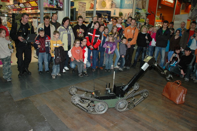 Pyrotechnický robot Vojenské policie v akci