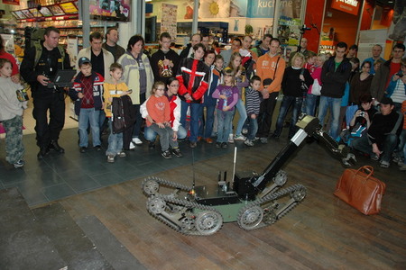 Pyrotechnický robot Vojenské policie v akci