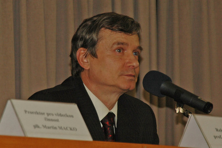 Rektor UO brigádní generál v záloze Rudolf Urban ve svém vystoupení hovořil o poslání Univerzity obrany v rámci resortu Ministerstva obrany

