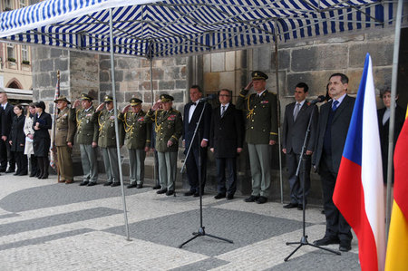 Čestní hosté pietní vzpomínky na Staroměstském náměstí v Praze