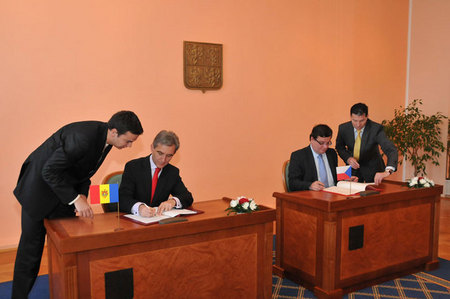 Podpis dohody na Ministerstvu obrany ČR