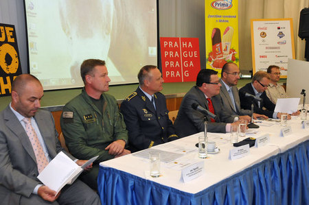 Hlavní aktéři tiskové konference, které se kromě dalších hostů zúčastnili ministři Alexandr Vondra a Tomáš Chalupa 