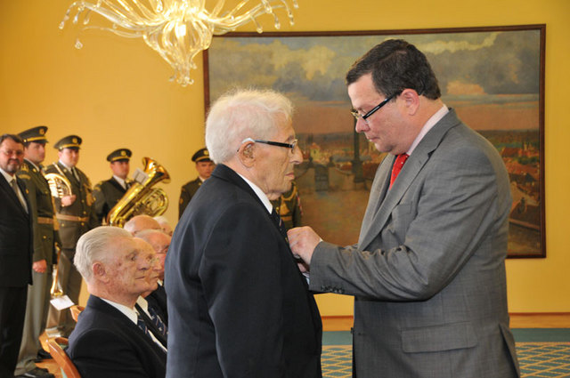 Ministr Vondra předává Záslužný kříž Bernardu Petersovi