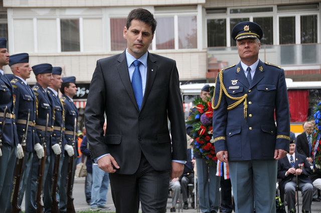 Smuteční věnec k Pomníku letců v Praze položili také náměstek ministra obrany Michael Hrbata s generálem Dvořákem