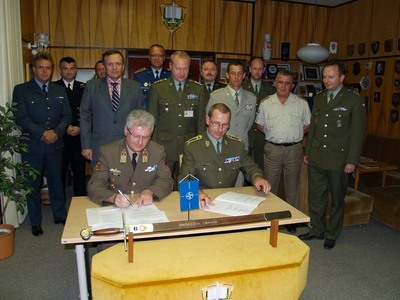 Plukovník Ferenc Jakab a brigádní generál Vladimír Halenka při podpisu přistoupení Maďarska do MCCL
