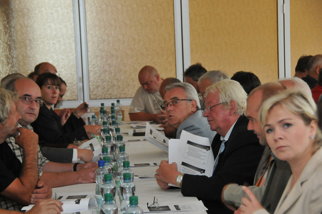 Starostové a hosté, kteří se zúčastnili prvního jednání o budoucí podobě Brd