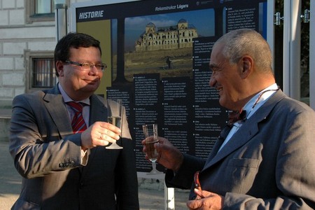 Ministři Schwarzenberg a Vondra zahájili výstavu o Provinčním rekonstrukčním týmu v Lógaru