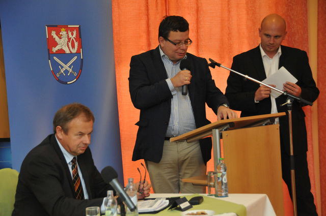 Z jednání: zleva - Vladímír Kazatel, ministr Alexandr Vondra a tiskový mluvčí MO Jan Pejšek