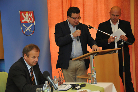 Z jednání: zleva - Vladímír Kazatel, ministr Alexandr Vondra a tiskový mluvčí MO Jan Pejšek