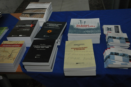 Ze zahájení mezinárodní konference v budově Českého rozhlasu v Praze na Vinohradech (3)