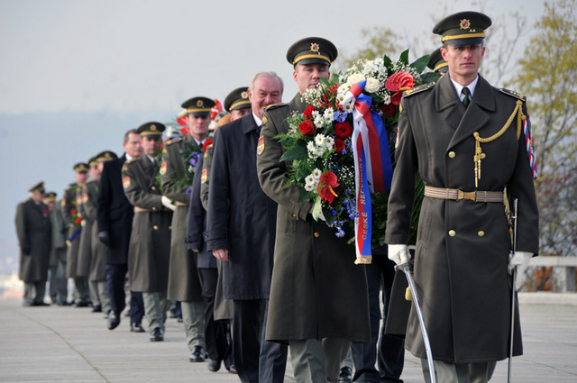 Smutečními věnci uctili památku válečných veteránů ústavní a státní činitelé i představitelé veteránských organizaci a další hosté