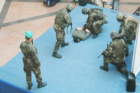 Záchrana rukojmí - ukázky skupiny COMMANDOS
