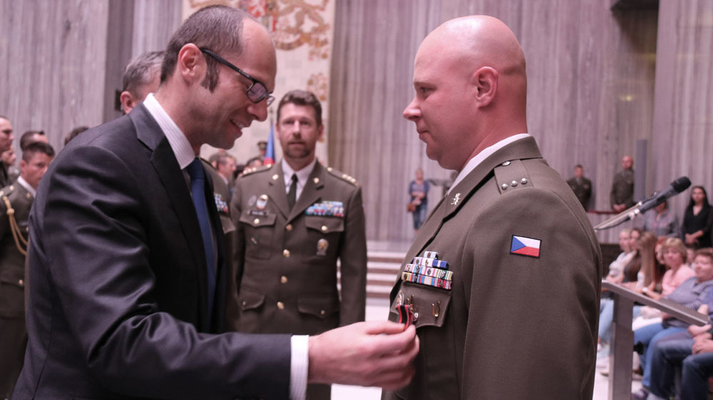 Medailemi Za službu v zahraničí byli dnes na Vítkově oceněni vojáci z Afghánistánu, Velké Británie a Mali