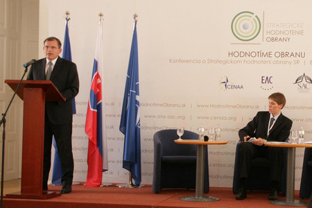 Základním principem při spolupráci v oblasti obrany mezi ČR a SR je reálnost