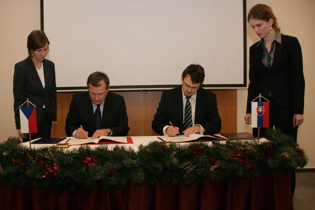 První náměstek ministra obrany ČR Jiří Šedivý a státní tajemník MO SR Róbert Ondrejcsák
