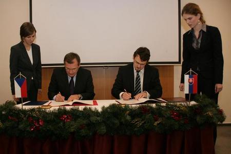 První náměstek ministra obrany ČR Jiří Šedivý a státní tajemník MO SR Róbert Ondrejcsák
