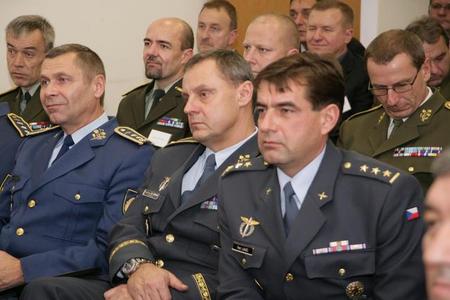 Podpisu přihlíželi i nejvyšší představitelé české armády