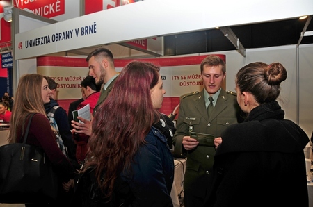 Studenti UO v obležení návštěvníků veletrhu