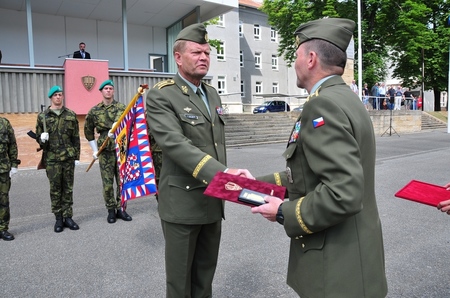 Rektor-velitel Univerzity obrany brigádní generál Bohuslav Přikryl předává Medaili Univerzity obrany armádnímu generálovi Josefu Bečvářovi