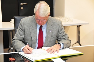 Velvyslanec USA v České republice Stephen B. King zapisuje do kroniky univerzity