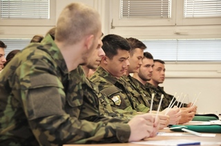 Studenti s odběrovými štětičkami
