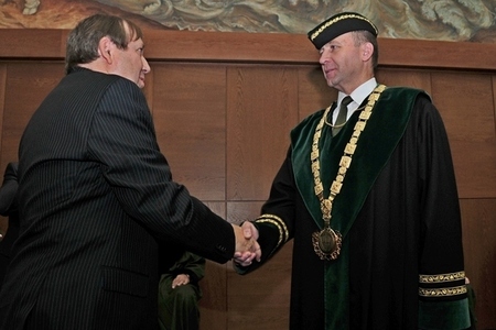 Rektor-velitel Univerzity obrany podruhé převzal rektorský řetěz