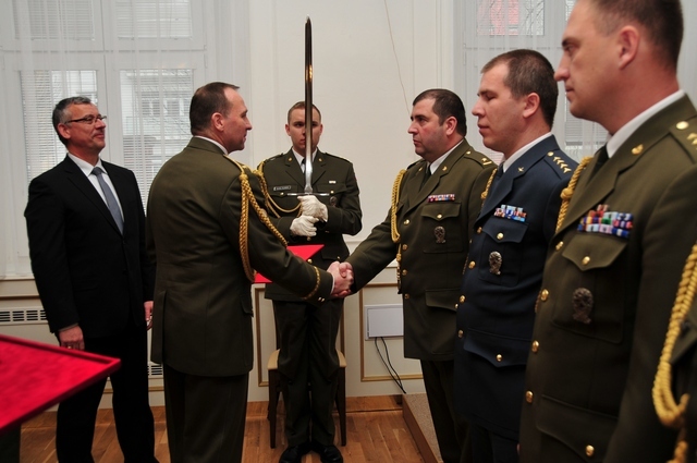 Rektor-velitel UO brigádní generál Bohuslav Přikryl předává osvědčení