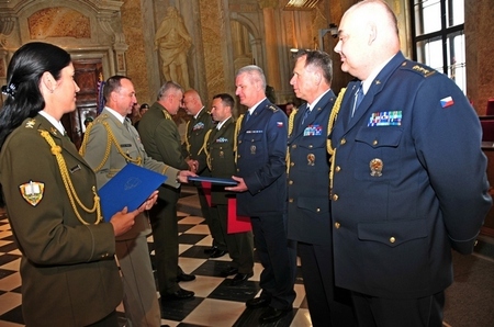 Univerzita obrany připravila stovku nových důstojníků GŠ a vyšších důstojníků