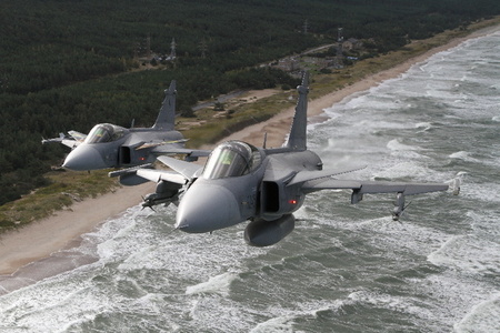 Dvojice gripenů nad pobřežím Baltského moře