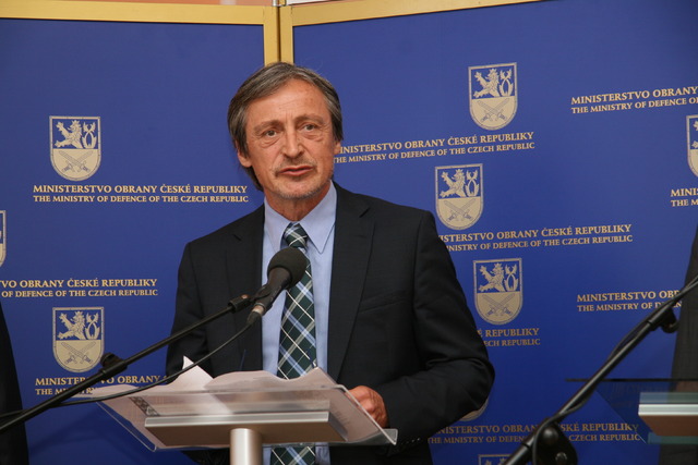 Ministr obrany M. Stropnický informuje média o významu smluv