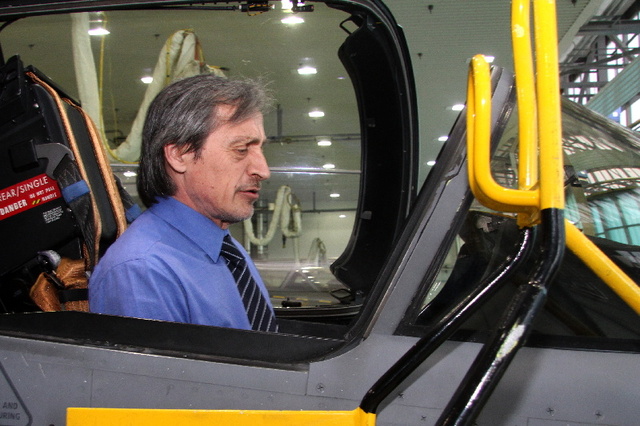 Ministr obrany Martin Stropnický v kabině letounu JAS-39 Gripen