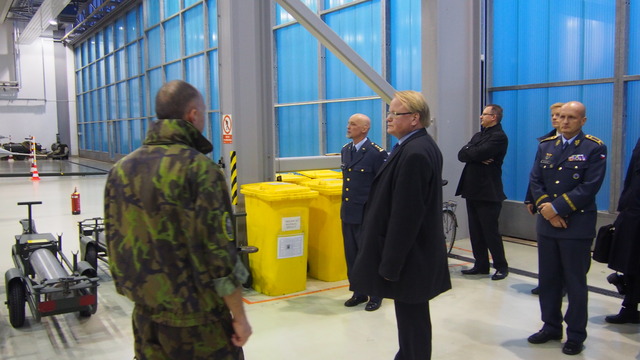 Hosté si prohlédli prostory hangáru, kde probíhají údržby a opravy letounů Gripen