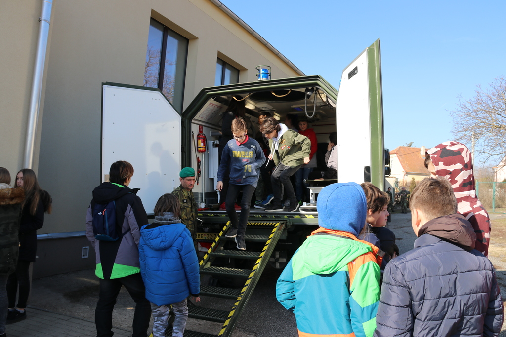  O přestávce se všichni žáci šli podívat na vojenskou sanitku